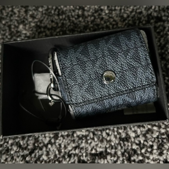 Michael Kors airpod pro case, NEW - Picture 2 of 6